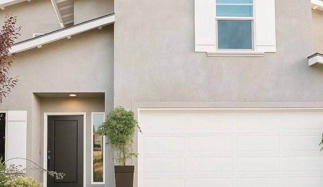Four bedroom home with Mountain View’s close to town !