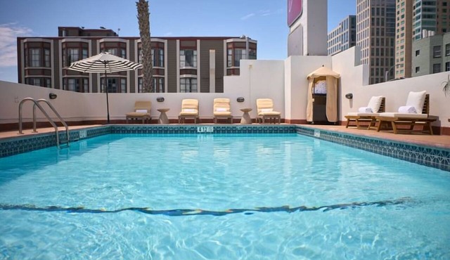 Free Breakfast Room, Heated Rooftop Pool Access Near AT&T Park