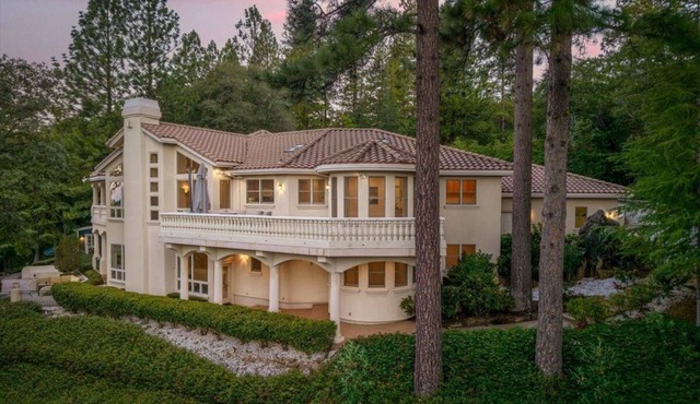 Gaia Home: Luxury Forest Escape: Hot Tub, Game Room & Bar