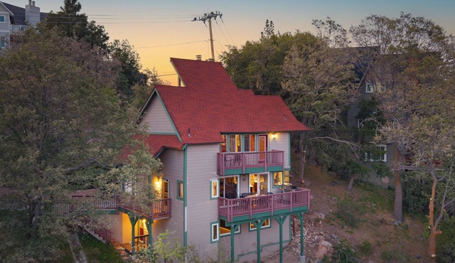 Game Room + Panoramic Deck Views | Mins to the Lake | Nadelhorn by AvantStay