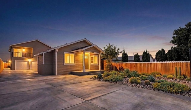 Gated World Cup Compound 3 Homes Walk to SoFi Sleeps 20 Parking 8+
