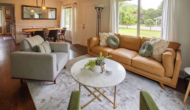 Gateway House - Charming Family Retreat with Spacious Yard