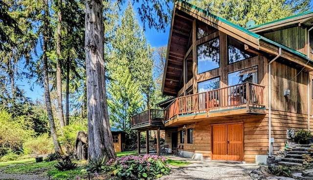 Glacier Creek Chalet- A spacious mountain retreat. Family and pet friendly.