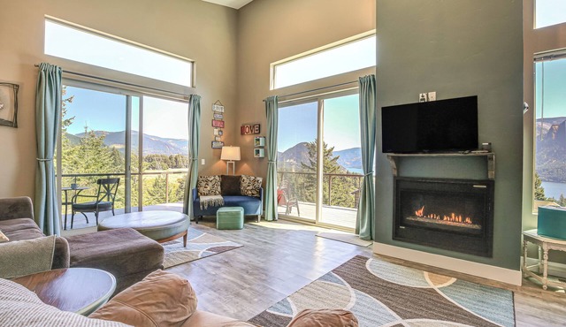 'Gorge Retreat' - Modern Carson Home w/Mtn Views!