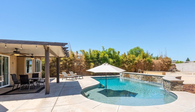 Gorgeous 4-Bdrm Home/Heated Pool/Quite Neighborhood/Fireplace/Fast Internet