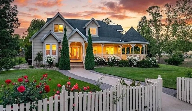 Gorgeous 6BR Estate Yard and Barn