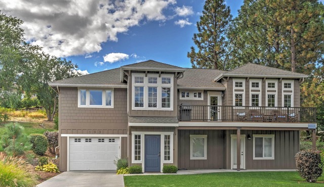 Gorgeous Wapato Point Lakehouse w/Private Hot Tub