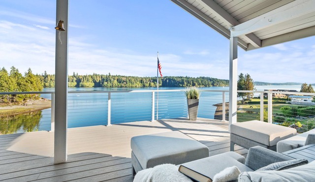 Grapeview- Luxury Waterfront Home w/Hot Tub