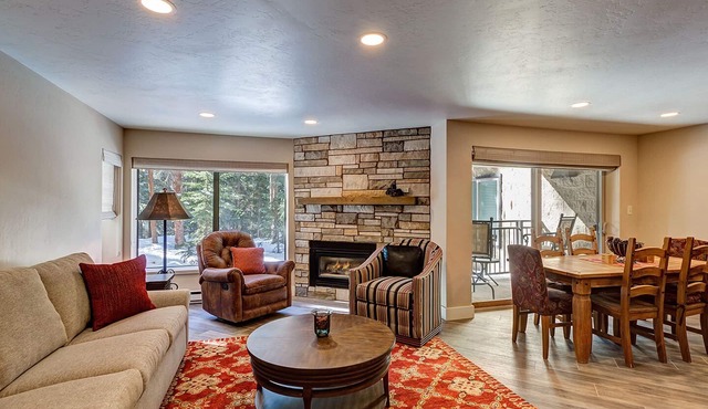 Great location, Sleeps 6, Walk to lifts/downtown, Garage parking!