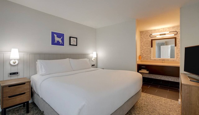 Great Pick! Unit with Kitchen, Free Breakfast, Pet-friendly!