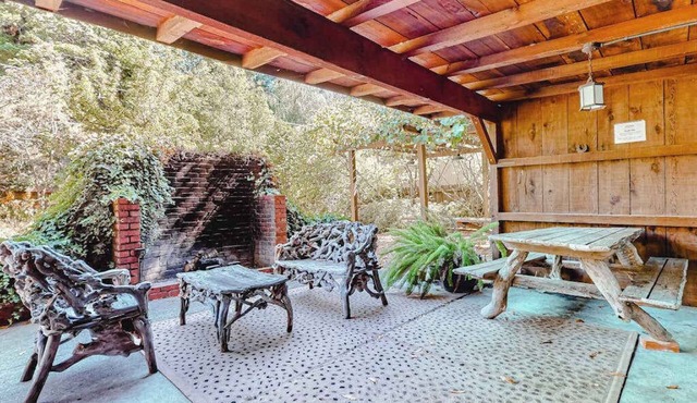 Guerneville 3BR riverfront log lodge with hot tub — dogs welcome