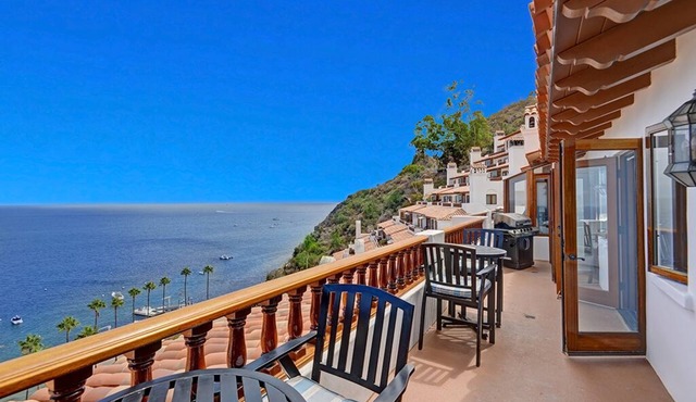 H246: Modern 2B|2B Villa WITH VIEWS FROM ALL ROOMS + 6 seater cart + 14 steps!