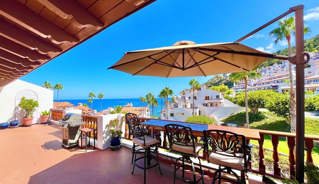 Hamilton Cove 2-bedroom condo with golf car & A/C in pleasant Catalina Island