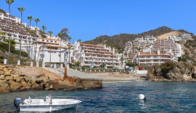 Hamilton Cove Condo with Golf Cart and Close to Beach. Only 24 Steps to Door.