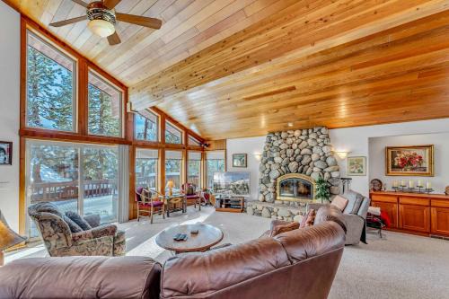 Handcrafted Tahoe Retreat Walk to Beach & Ski