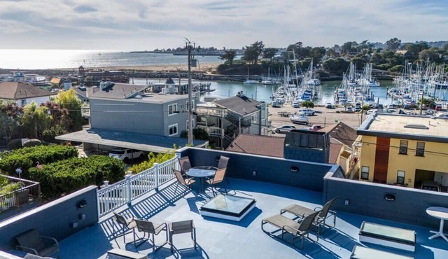 Harbor Home - 2 blocks from the beach!
