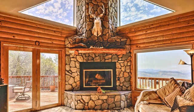 Hillside cabin with spectacular views, balconies