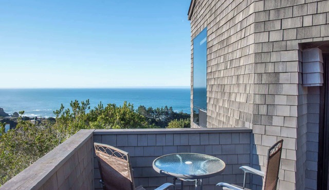 Hillside Family Home for 10 With Panoramic Ocean Views!