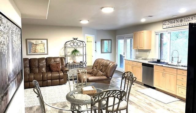 Hilltop Hideaway~Brand New~5 min to Downtown~BBQ~Firepit~Amazing Views