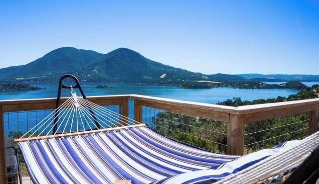 Hilltop Hideaway: 4 acres, Hot Tub, Stunning Views in Clearlake Oaks