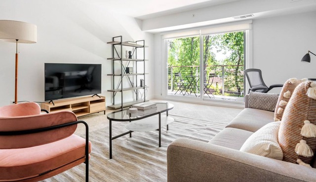 Hip Menlo Park 1BR w/ Pool, W/D & BB Court, near highways, by Blueground