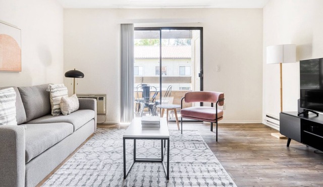 Hip Mountain View 1BR w/ Pool, Gym & W/D, near FB & Google, by Blueground
