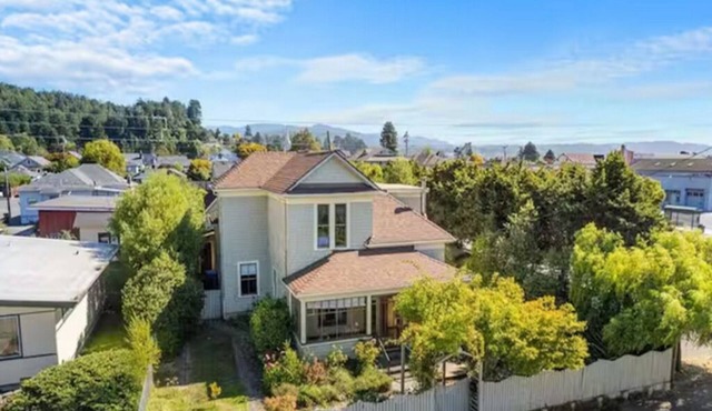 Historic Charm- 4 bedroom house in wonderful Fortuna with hot tub