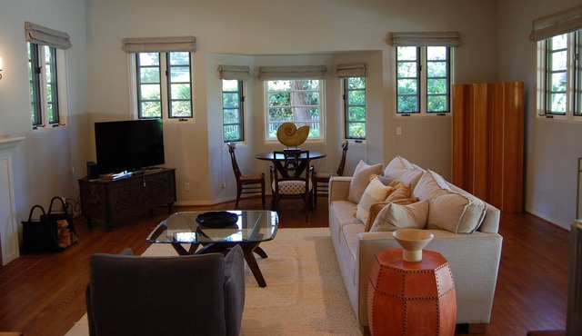 Historic Montecito Hedgerow cottage 5 minute walk to Miramar Beach.