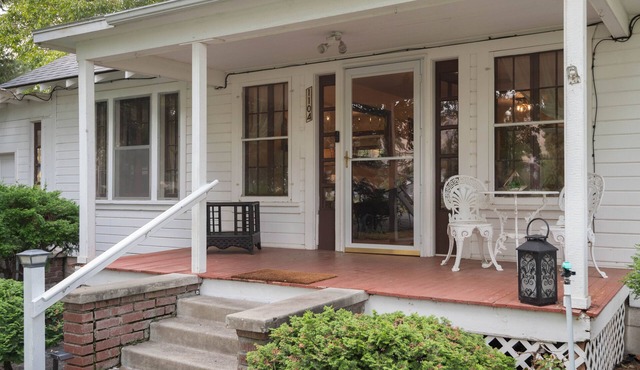 Historic River Front Farmhouse Near Wineries-Private waterfront! Winery tour!