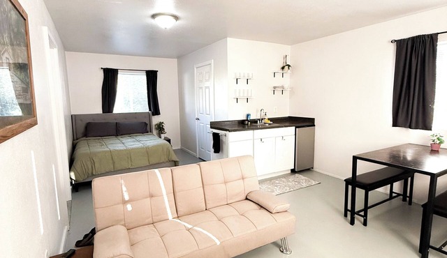 Hobby Farm Hideaway: Quiet, Private Guest Suite with Yard in Ferndale, WA in Ferndale