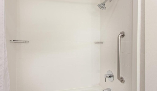 Holiday Inn Express & Suites Corona by IHG