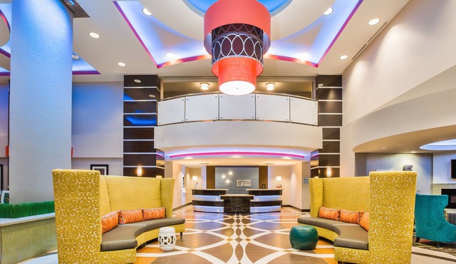 Holiday Inn Express & Suites Eureka by IHG