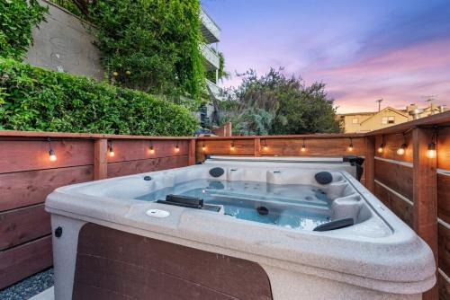 Hot Tub, Fireplace, Sauna, Cozy Historic Home