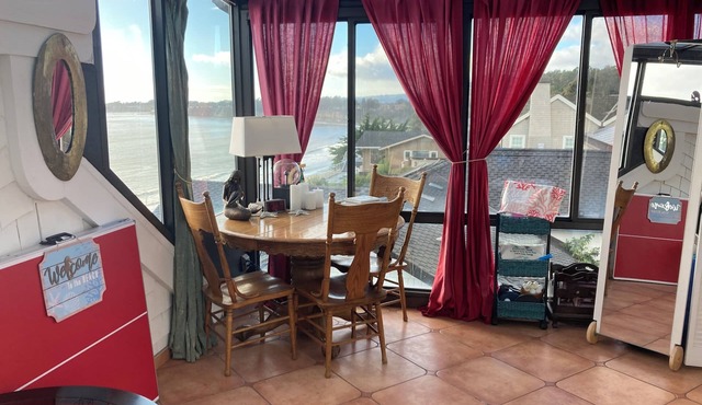 Hot tub, Panoramic Ocean Views above 100' cliff! No overnight stays Day use only