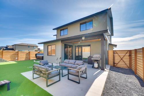 Hot Tub & Water Views: Vantage Family Retreat