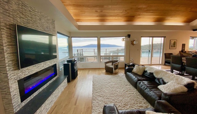 House on Chuckanut Bay with Stunning Views!