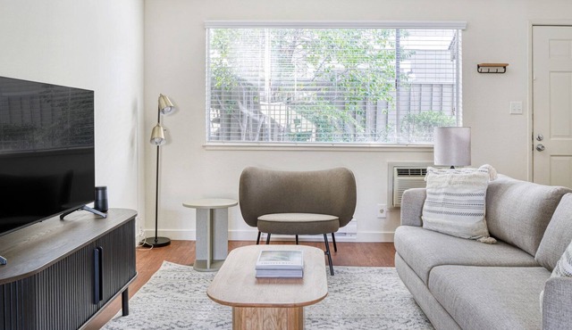 Impeccable Campbell 2BR w/ Pool & BBQ, 10 mins to Netflix, by Blueground