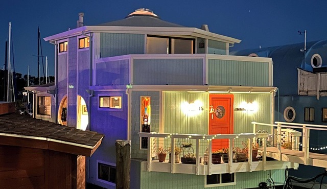 Incredible Views. Beautiful Houseboat in Sausalito.