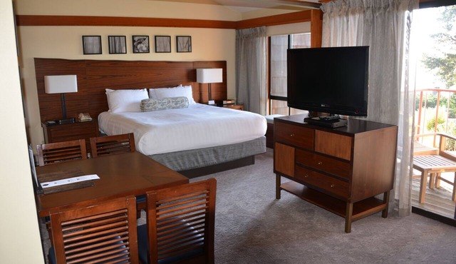 Indulge yourself in a spectaclar 2 bedroom unit at the Hyatt Highlands Inn.