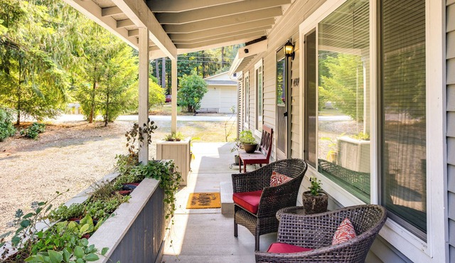 Inviting North Bend Home: 21 Miles to Ski Slopes!