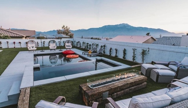 Jonathan Adler featured 4BD, heated pool, hot tub