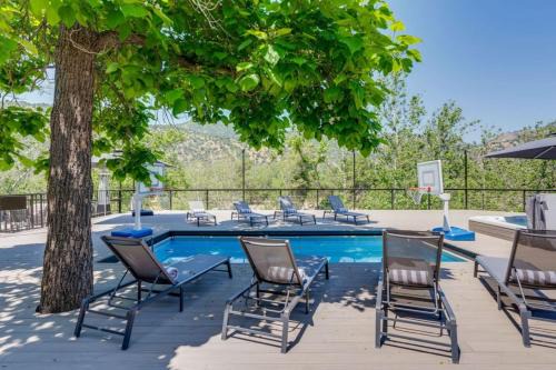 Kaweah River Cabin with pool
