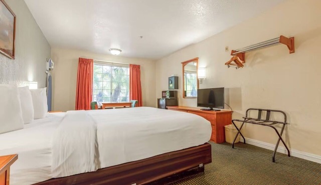 King Bed Non-Smoking with Free Covered Parking near San Clemente Beach Pier