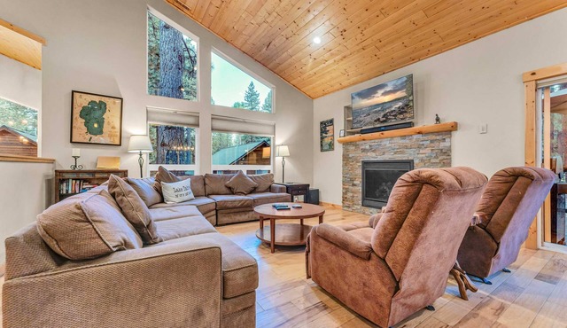 Kings Beach Retreat: Hot Tub, Walk to Beach