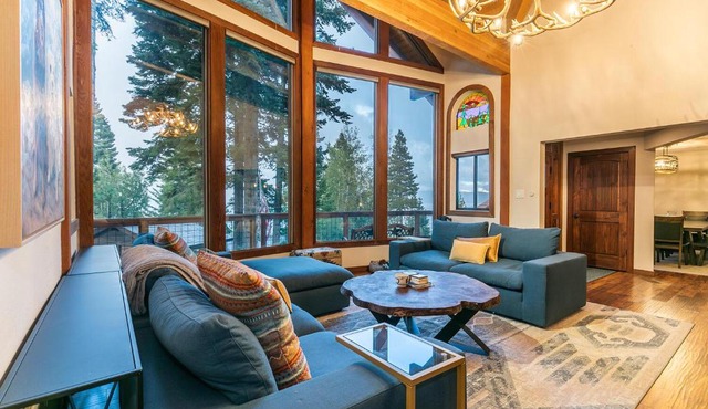 Lake of the Sky at Dollar Point - Stunning 4BR,4BA w Lake Views, Hot Tub and Pet-friendly