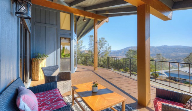 Lake Oroville Luxury Bungalow w/Panoramic Marina Views 3 Beds 3 Baths Sleeps 10