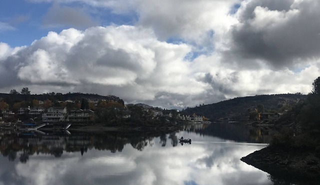 Lake Tulloch and mountain Panoramic view house in Coper Cove