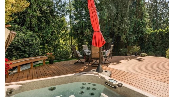 Lakeside Bliss: 4BR, Hot Tub in Everett
