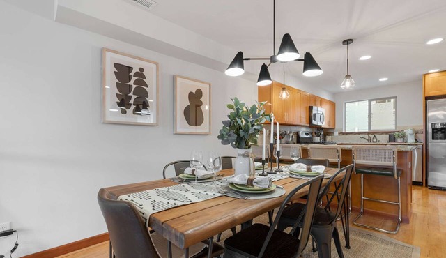 LakeView Queen Anne 3BR Townhome w Portable AC