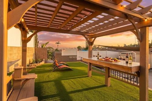 Large Home Hot Tub Firepit BBQ Attached Studio